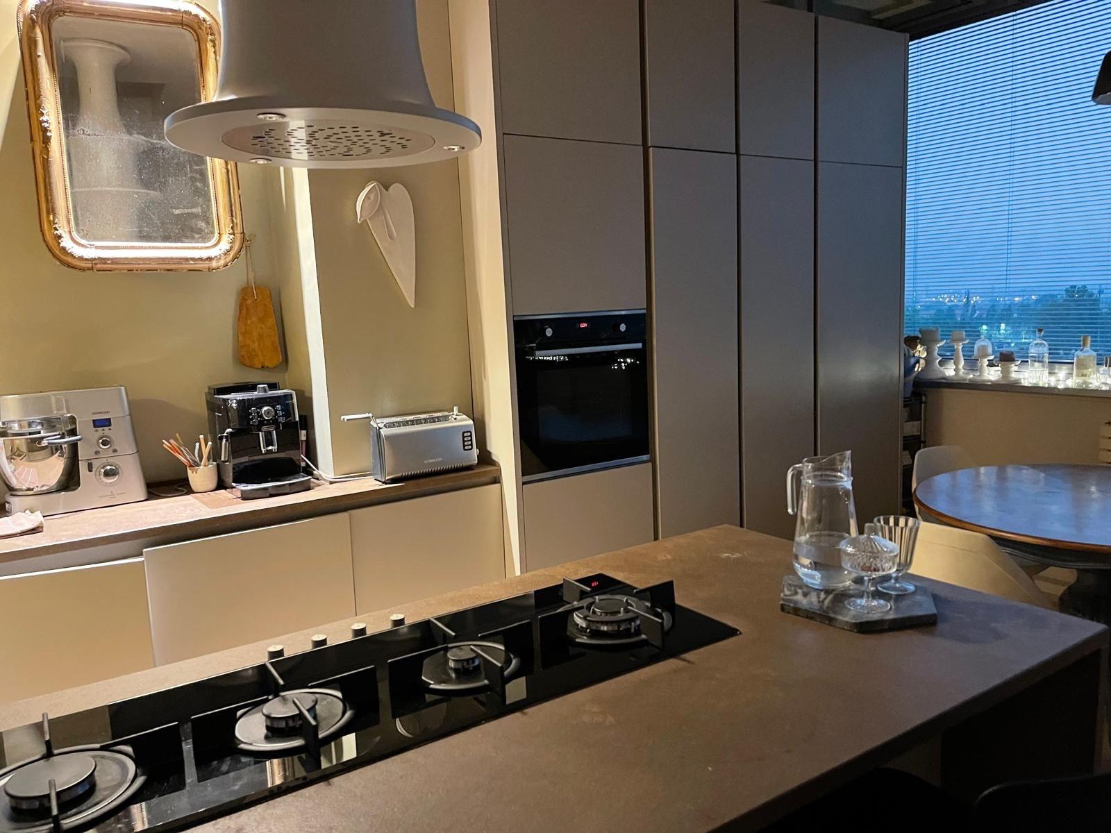 Cucina piano cottura e vista parziale