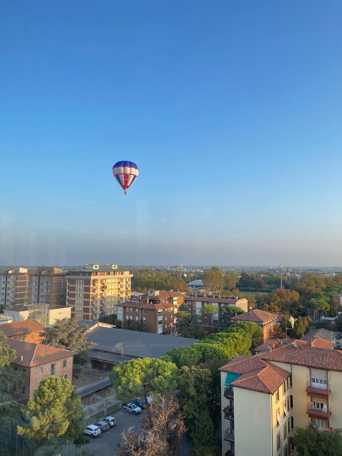 Panorama con mongolfiera