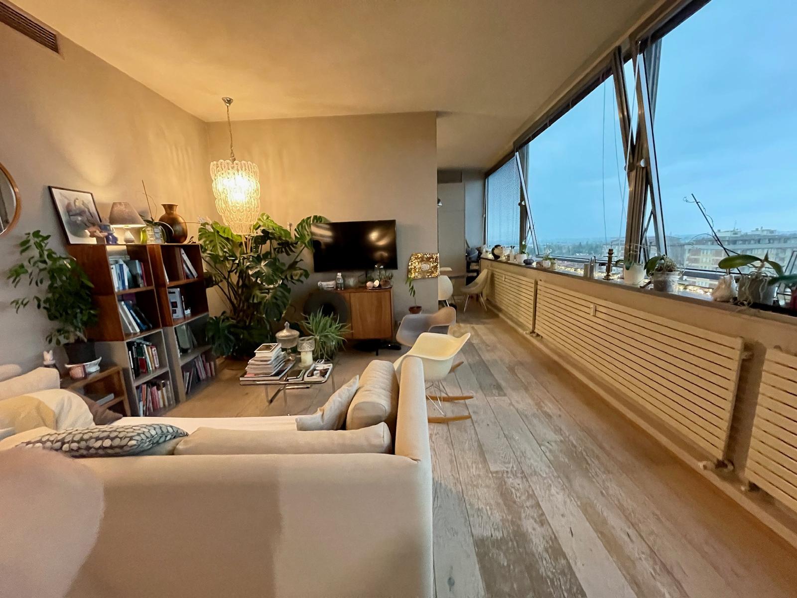 Soggiorno panoramica con vista sulla cucina